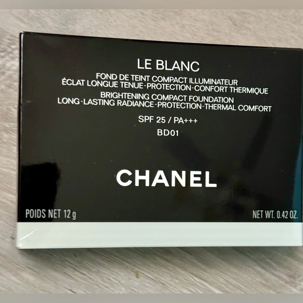 CHANEL LE BLANC COMPACT. BRIGHTENING COMPACT FOUNDATION LONG-LASTING RADIANC